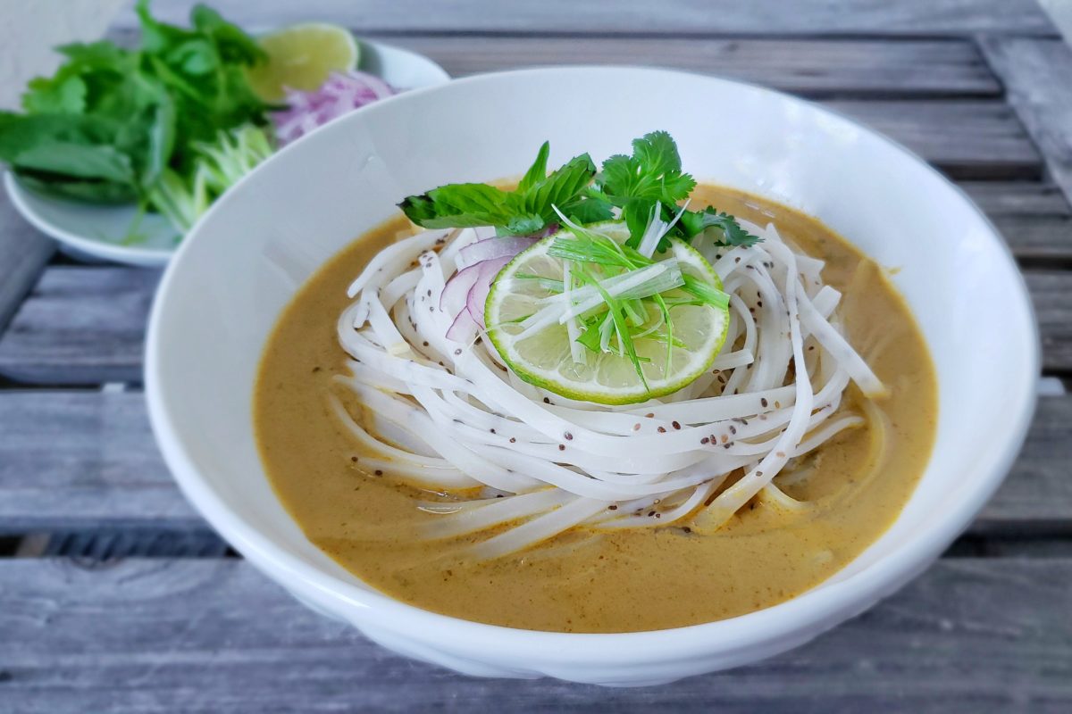 Rice Noodles in Yellow Coconut Curry Broth